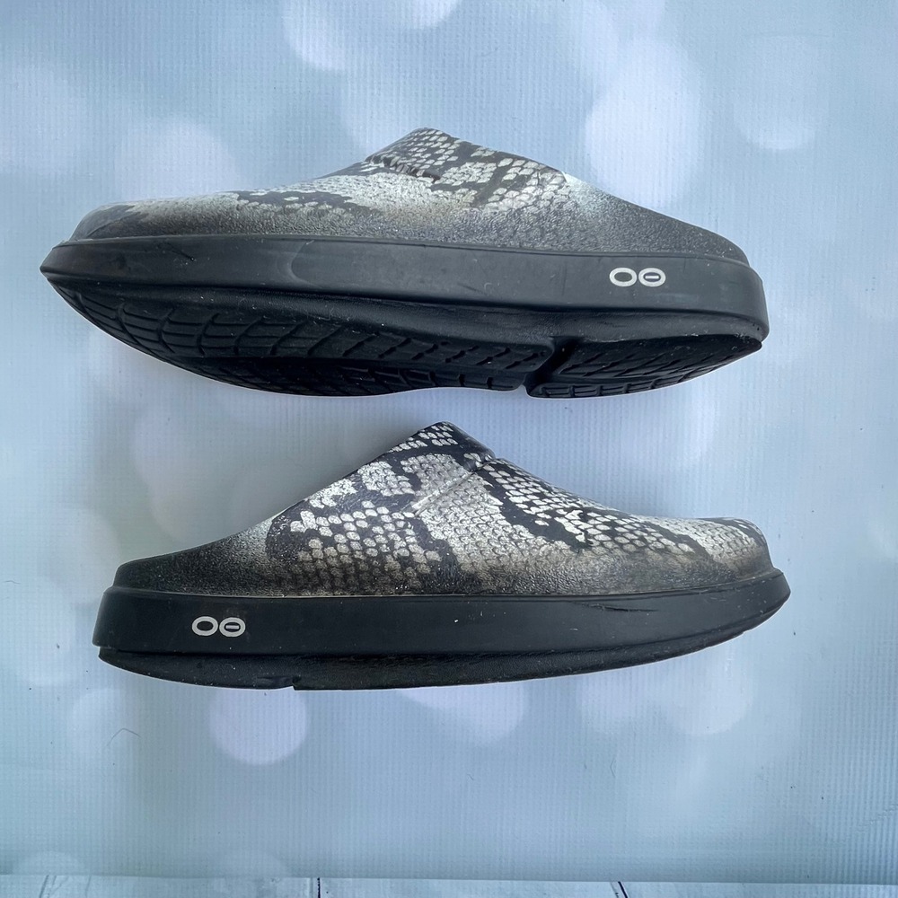 OOFOS OOCloog Luxe Recovery Clogs Snakeskin Print Black Grey Mens 8 Womens 10